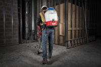 Комплект Аккумуляторный опрыскиватель SWITCH TANK™ база M18 BPFPH-401 и Ёмкость для воды WST-0